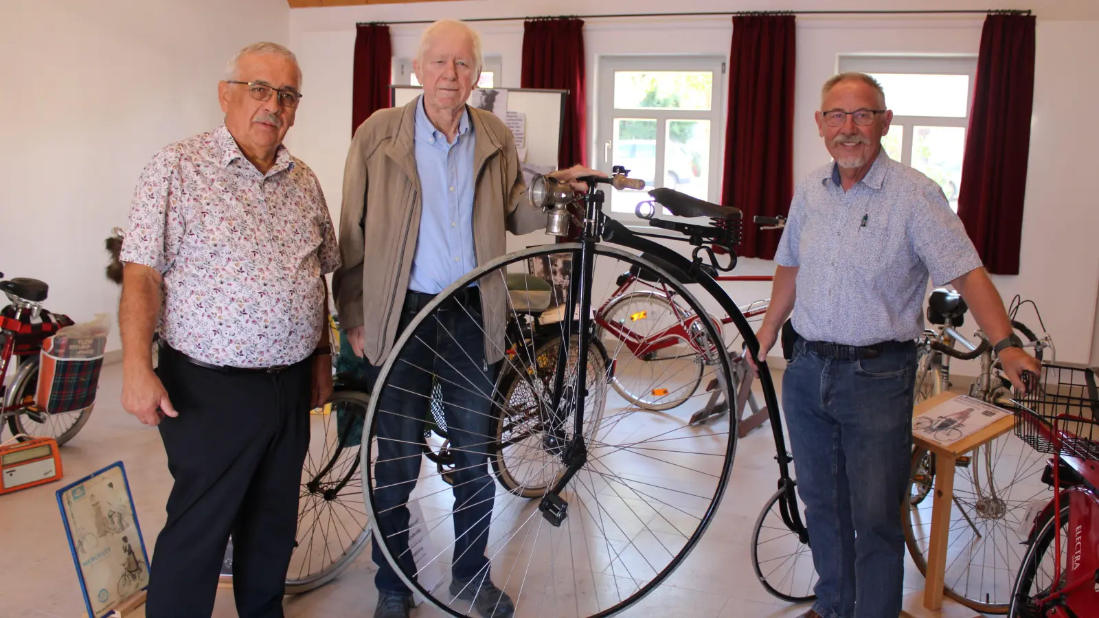 Beim Aktionstag rund um die Fahrradgeschichte im Kolbhaus: Altbürgermeister von Gutenstetten Helmut Reiß, Baudenbachs Altbürgermeister Reinhold Kestle und Wolfram Schmidt (von links). (Foto: Rebecca Blank)