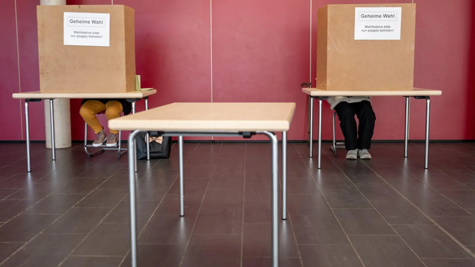 Die Wahlordnung sieht laut der Verwaltungsgemeinschaft vor, dass bei Stimmengleichheit das Los entscheidet. (Symbolbild) (Foto: Peter Kneffel/dpa)