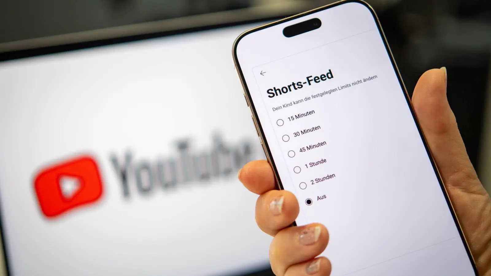 Weniger Endlos-Scrollen: Eltern können die tägliche Nutzungszeit für YouTube Shorts in den Einstellungen begrenzen oder die Shorts ganz abschalten. (Foto: Nico Tapia/dpa-tmn)