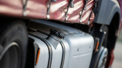 Die Anhängerplane eines Lkw schlitzten Diebe auf – während der Fahrer im Fahrzeug saß und eine Pause einlegte.  (Foto: Thomas Banneyer/dpa/Symbolbild)
