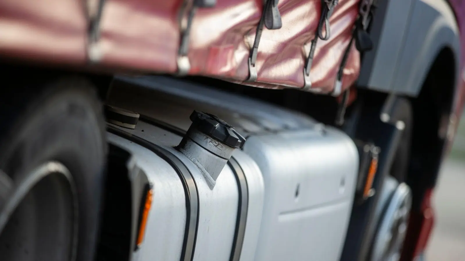 Die Anhängerplane eines Lkw schlitzten Diebe auf – während der Fahrer im Fahrzeug saß und eine Pause einlegte.  (Foto: Thomas Banneyer/dpa/Symbolbild)