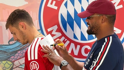 Trainer Vincent Kompany (r) weckt Hoffnungen auf ein großes Bayern-Jahr. (Foto: Christian Kunz/dpa)