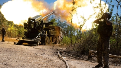 Bis zu einem Schweigen der Waffen in der Ukraine ist es noch weit. (Archivbild) (Foto: Danylo Antoniuk/AP/dpa)