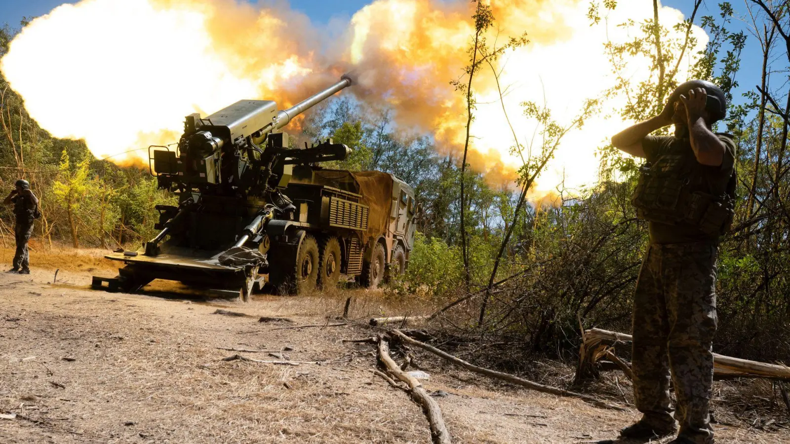 Bis zu einem Schweigen der Waffen in der Ukraine ist es noch weit. (Archivbild) (Foto: Danylo Antoniuk/AP/dpa)