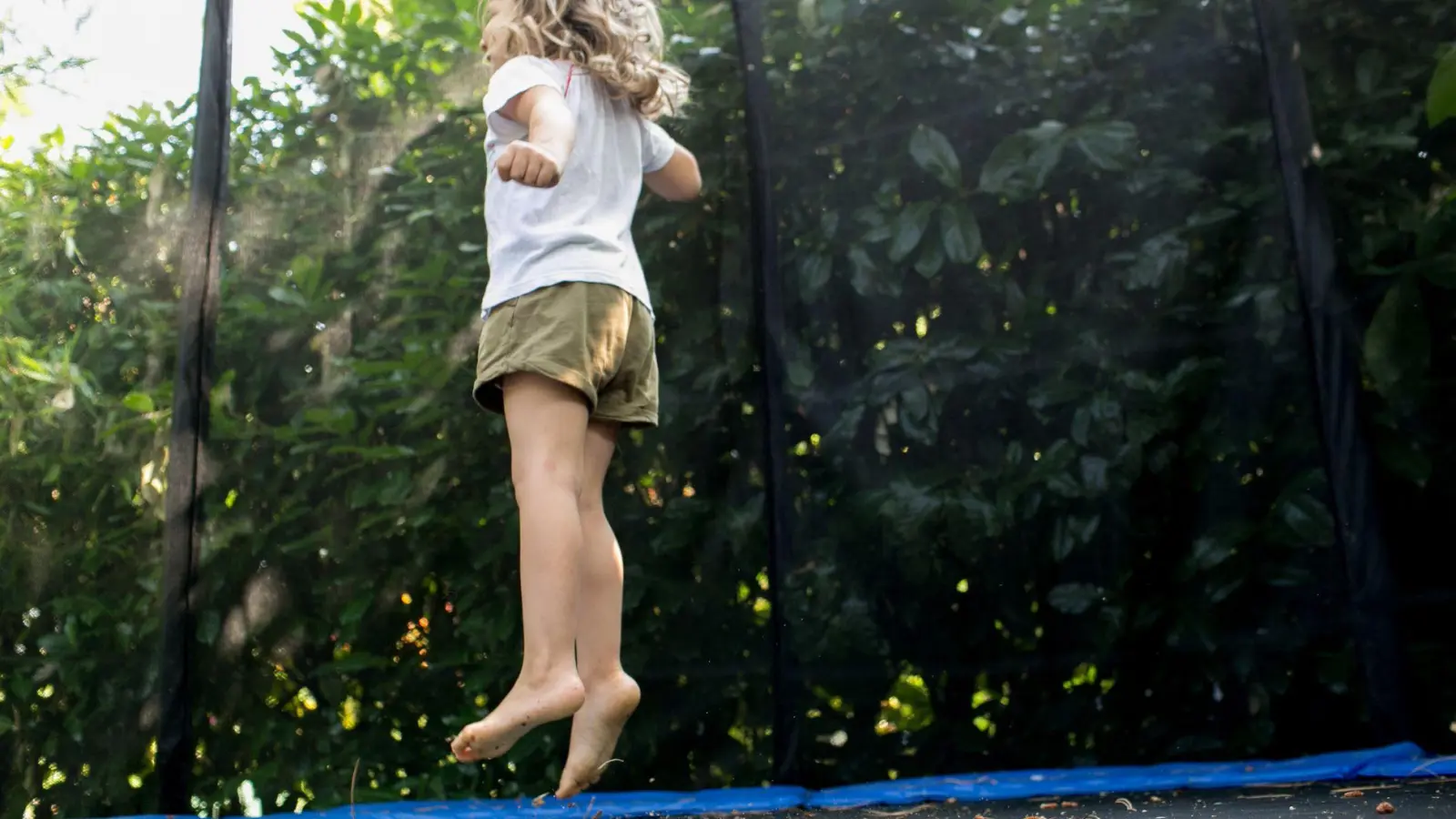 Mehr als ein Spielgerät: Ein Trampolin bringt Bewegung in den Alltag – vorausgesetzt, Sicherheitsabstand und Aufbau stimmen. (Foto: Karolin Krämer/dpa-tmn)