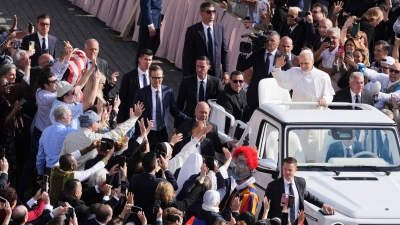 In seinem Papamobil unterwegs: Der neue Papst in Rom. (Foto: Jacquelyn Martin/Pool AP/AP/dpa)
