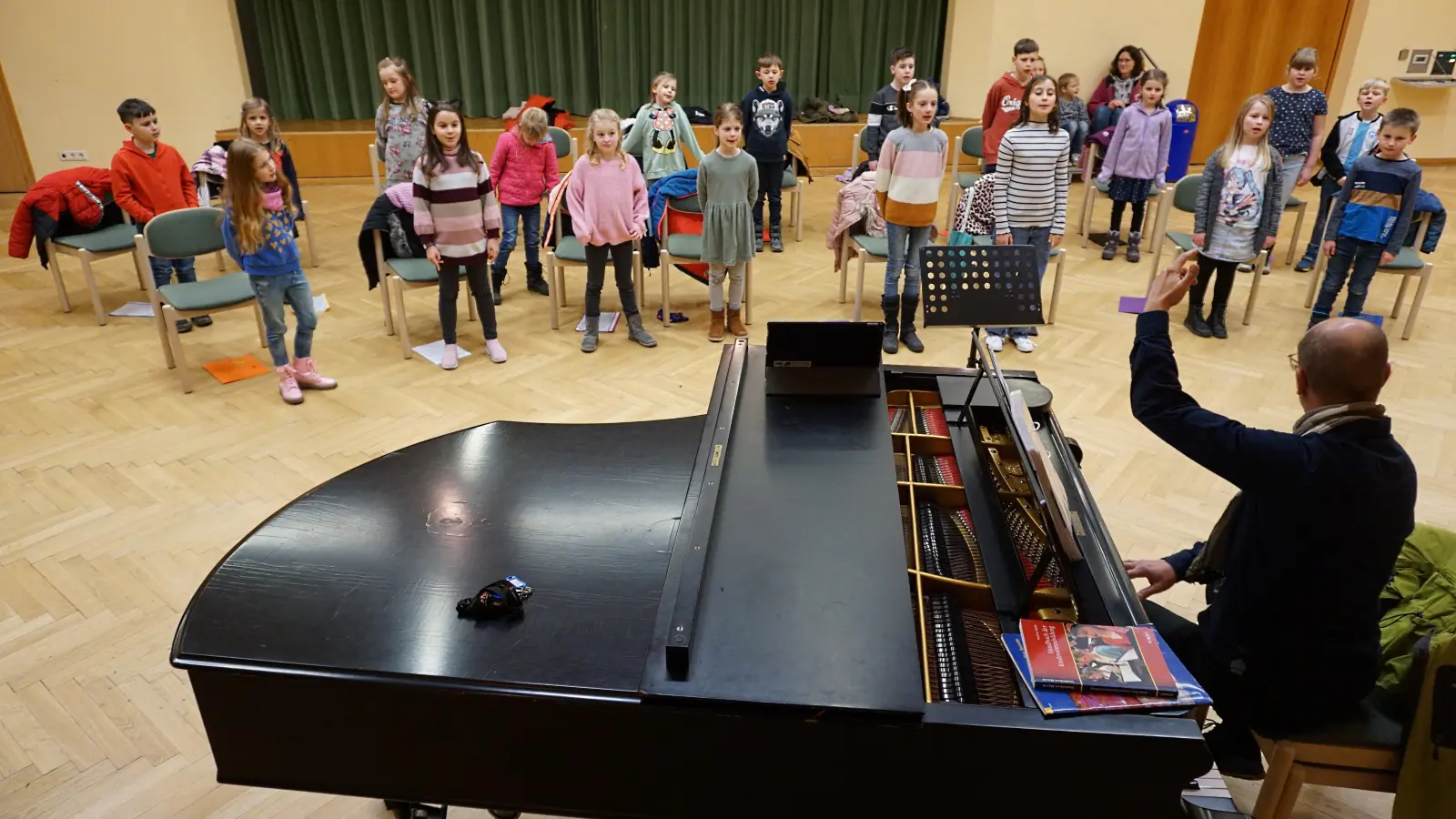 Zu Beginn jeder Chorstunde leitet Jürgen Rupp die Kinder zu Stimmübungen an. (Foto: Andrea Walke)