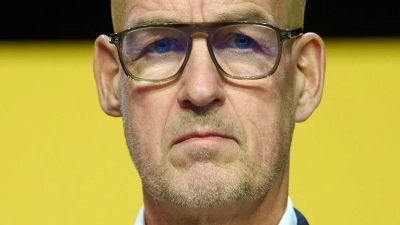 Bedröppelte Miene bei BVB-Geschäftsführer Carsten Cramer wegen des Wahlergebnisses für den neuen Vereinspräsidenten Hans-Joachim Watzke. (Foto: Bernd Thissen/dpa)