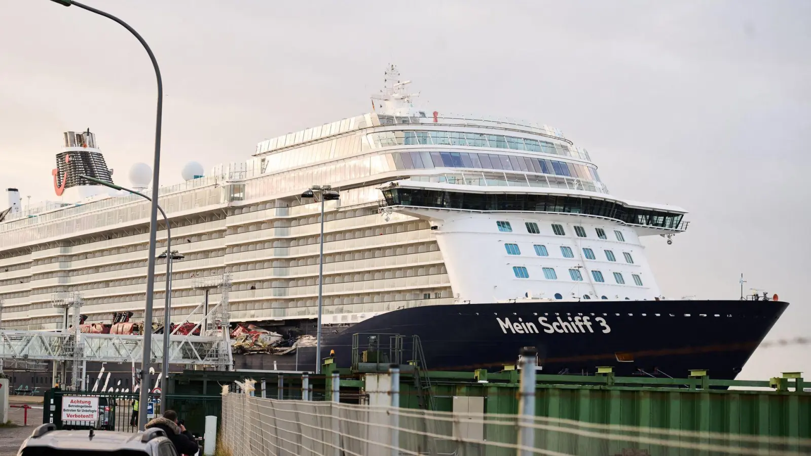Nach dem Unfall kehrte die „Mein Schiff 3“ wieder zum Kreuzfahrterminal zurück. (Foto: Sina Schuldt/dpa)