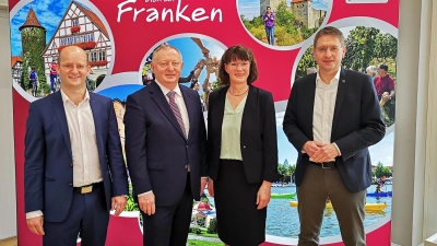 Touristisch läuft es rund – in der Stadt und in ganz Franken. Zu den jüngsten Entwicklungen äußerten sich gestern Oberbürgermeister Dr. Markus Naser, der Kissinger Landrat Thomas Bold, Verbandsgeschäftsführerin Angelika Schäffer und der Ansbacher Landrat Dr. Jürgen Ludwig (von links). (Foto: Jürgen Binder)