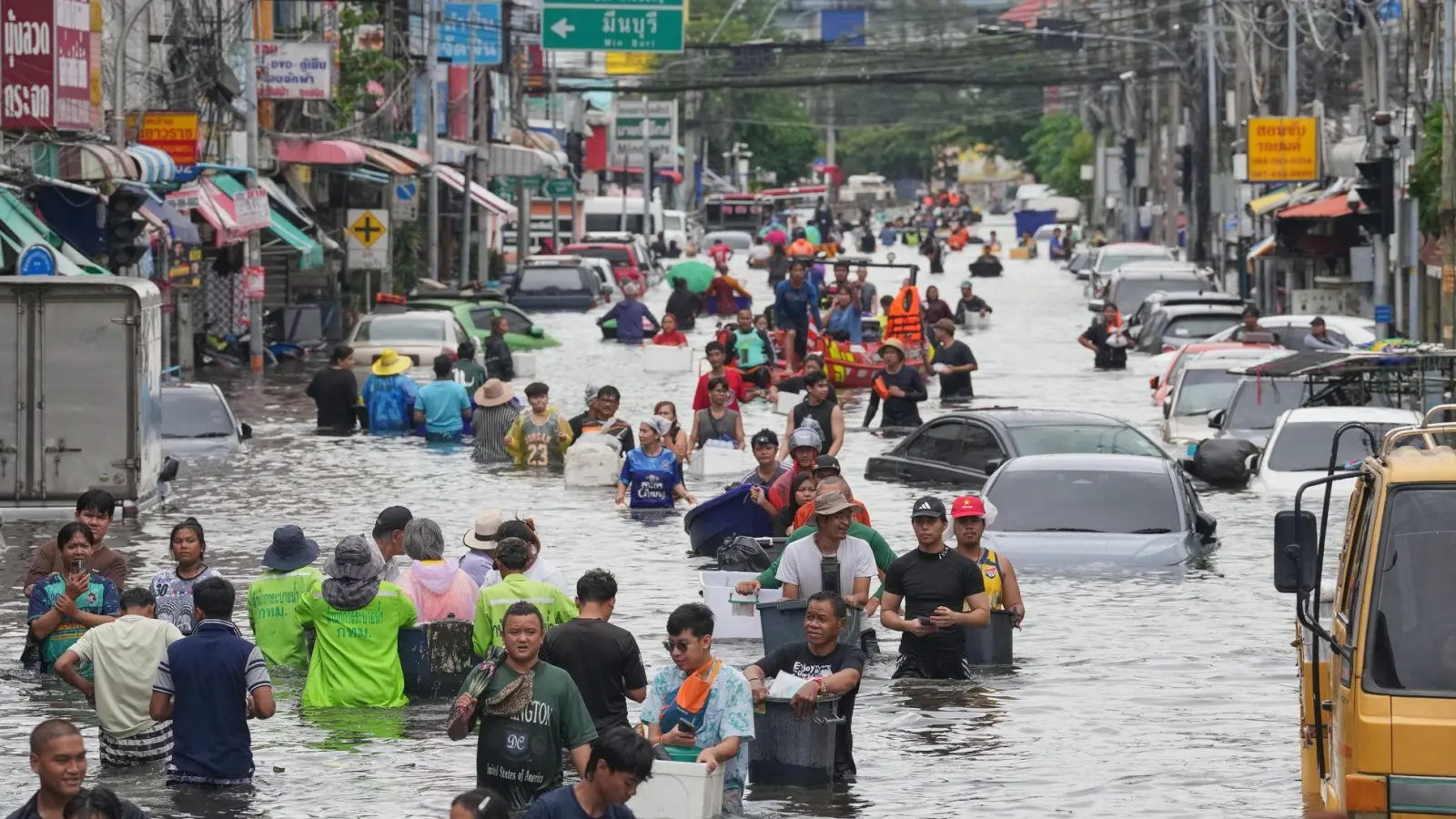 Teile Bangkoks standen tagelang unter Wasser. (Foto: Sakchai Lalit/AP/dpa)