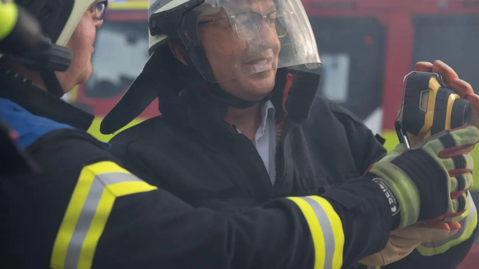 Bundesinnenminister Alexander Dobrindt (CSU) versucht sich als Feuerwehrmann. (Foto: Katharina Kausche/dpa pool/dpa)