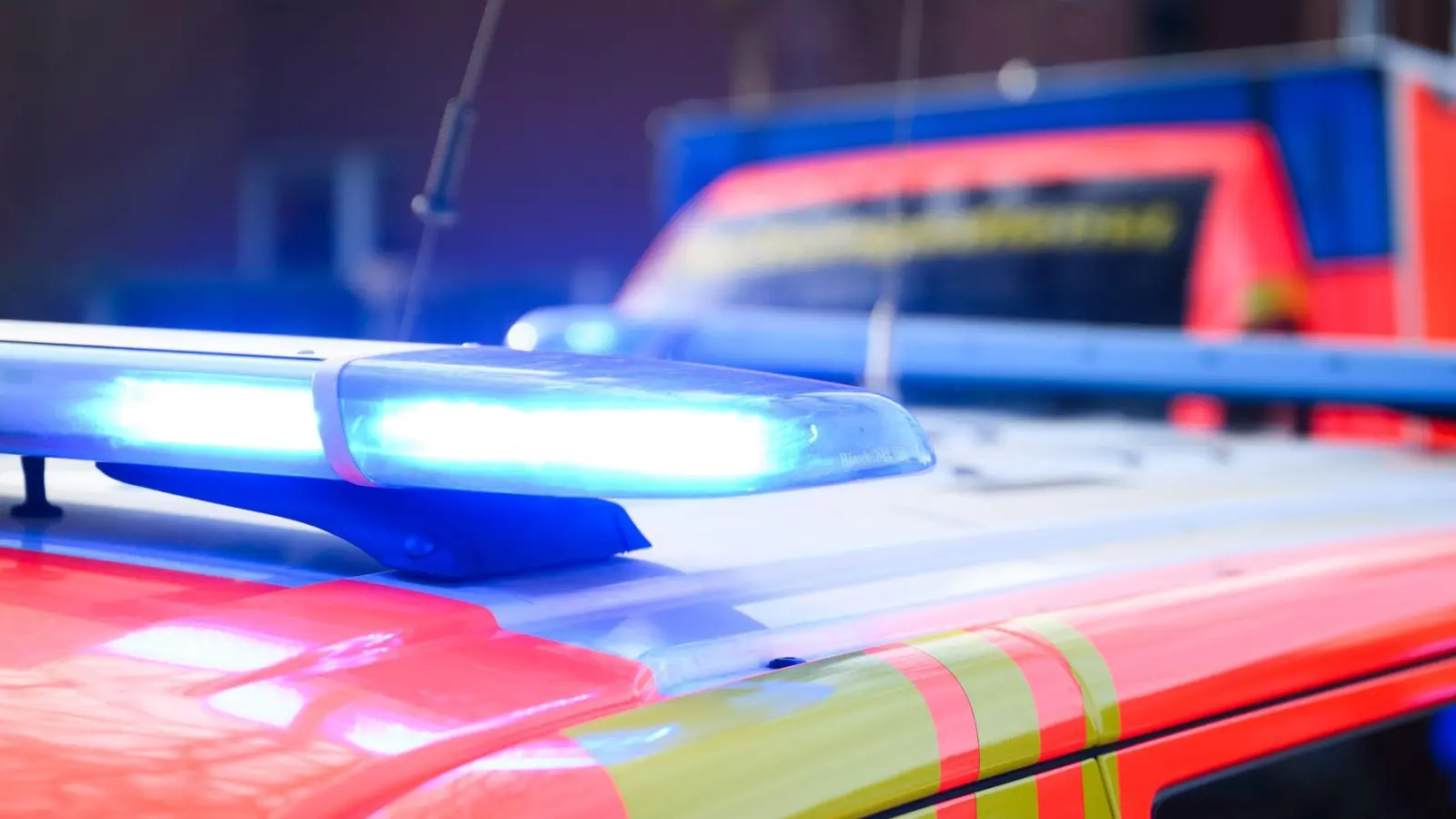 Der Mann starb noch an der Unfallstelle. (Symbolbild) (Foto: Julian Stratenschulte/dpa)