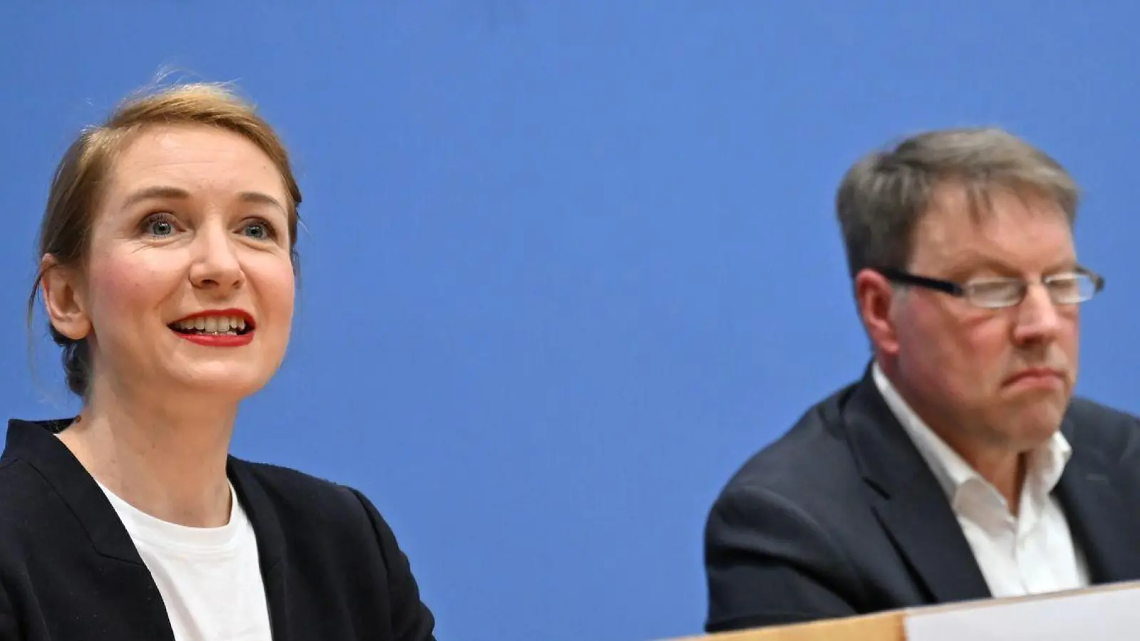 Das DIW hat mögliche Steuereinnahmen im Auftrag der Linken berechnet - die Ergebnisse stellten Parteichefin Ines Schwerdtner und Forscher Stefan Bach vor.  (Foto: Elisa Schu/dpa)