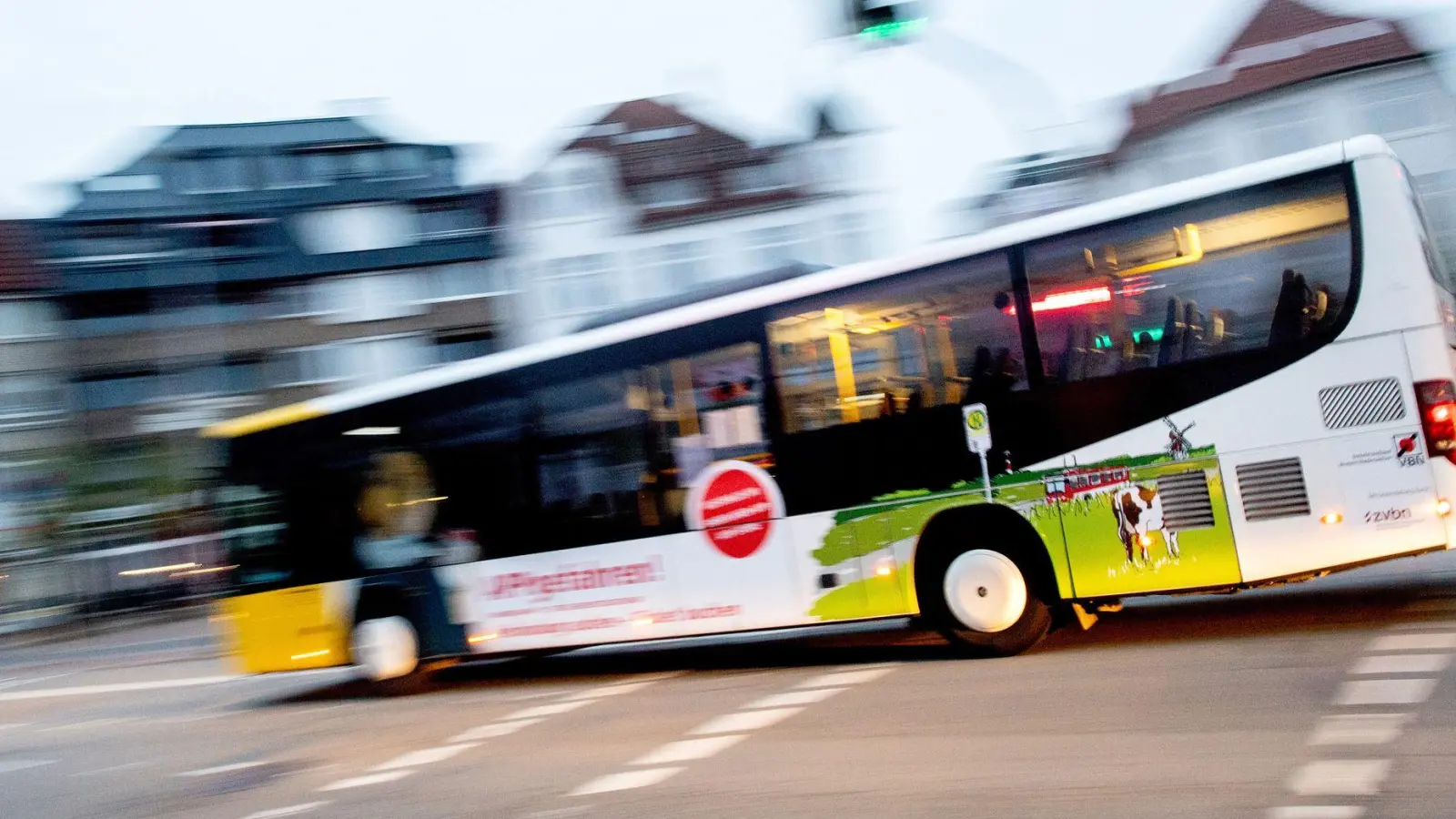 Großes Gefährt: In einem Streit vor Gericht ging es auch um die Frage, ob ein Bus trotz Vorfahrt hätte ausweichen können. (Foto: Hauke-Christian Dittrich/dpa/dpa-tmn)