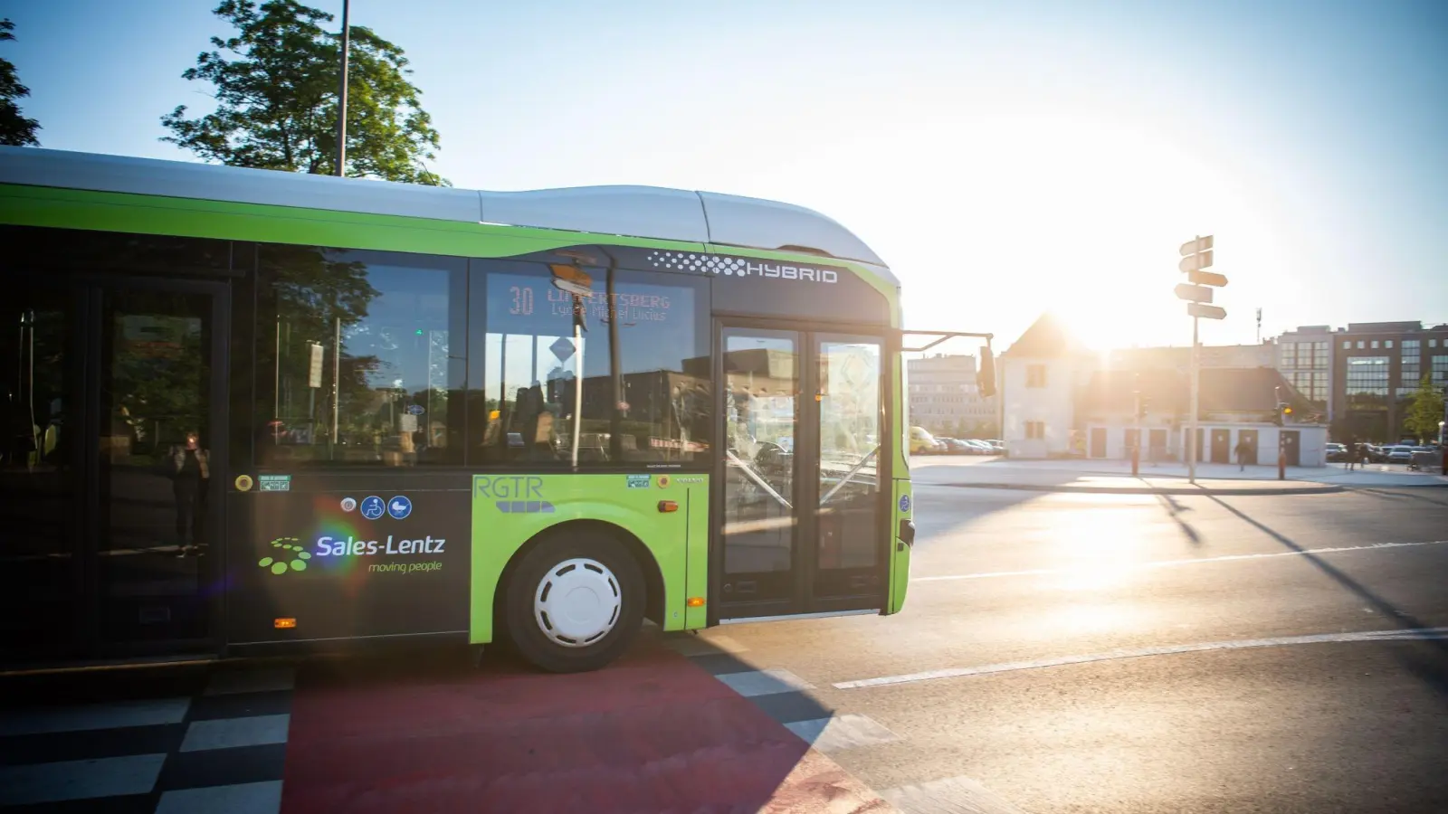 In Luxemburg ist der öffentliche Personenverkehr kostenfrei. Greenpeace sieht das Land als Vorbild für die Mobilitätswende. (Foto: Arne Immanuel Bänsch/dpa)