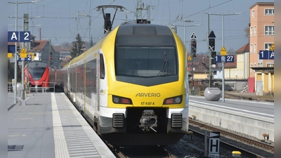 Fällt einer von zwei Zugteilen auf dem RE90, hier in Ansbach, aus, dann kann es für die Fahrgäste sehr schnell überfüllt werden. (Foto: Manfred Blendinger)