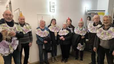 Die Gegner des Interfranken-Projekts brachten ihren Protest bei der Sitzung passend zum Fasching zum Ausdruck.  (Foto: Thomas Schaller)