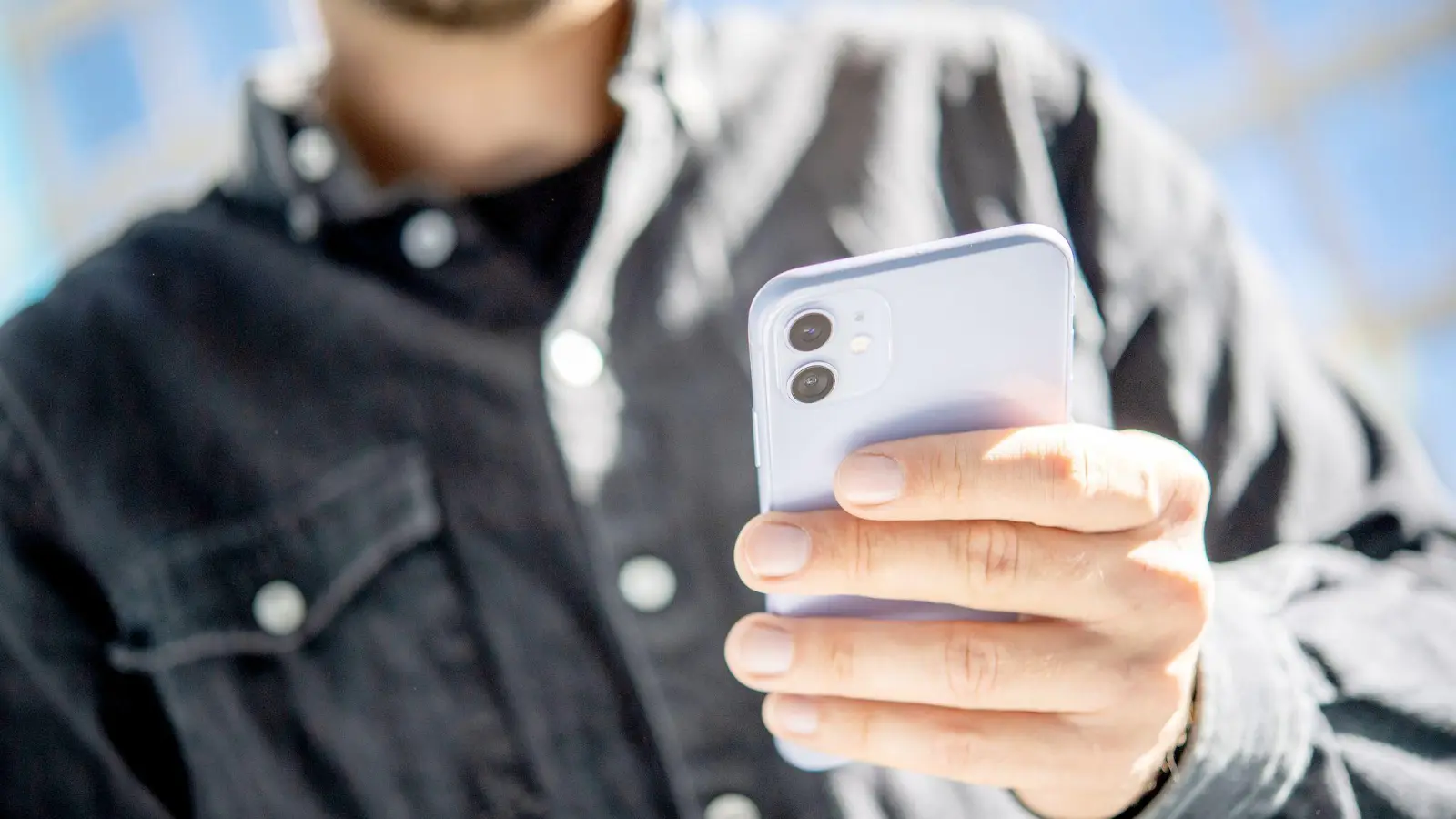 Informiert sein, sobald etwas passiert: Apps können bei gefährlichen Lagen mit Pushnachrichten Alarm schlagen. (Foto: Zacharie Scheurer/dpa-tmn)