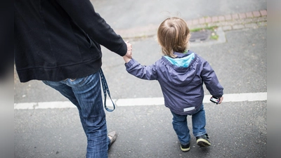 Viele Alleinerziehende bekommen keinen Betreuungsplatz für ihr Kind. (Symbolbild) (Foto: Marcel Kusch/dpa)