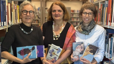 Inmitten von Büchern in der Staatlichen Bibliothek, die zu den Veranstaltungsorten gehört: Elisabeth Meisel vom Kulturforum, LesArt-Organisatorin Bettina Baumann und die städtische Kulturreferentin Nadja Wilhelm stellten das Programm der Ansbacher Literaturreihe LesArt vor.  (Foto: Lara Hausleitner)