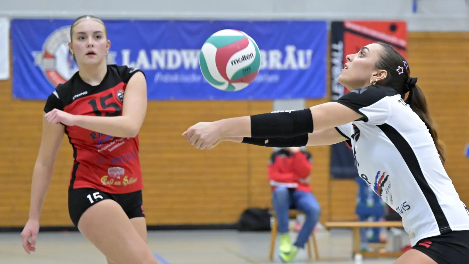 Konstant gut gegen Planegg in der Annahme: Pia Loscher (rechts), hier mit Dominika Schäfer in einem anderen Spiel. (Foto: Martin Rügner)