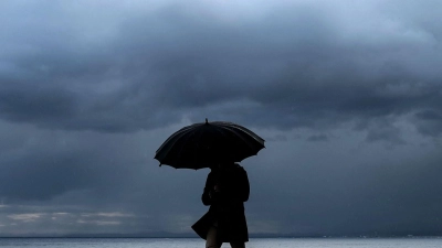 Heftiger Regen fällt an der bei Urlaubern beliebten französischen Mittelmeerküste. (Symbolfoto) (Foto: Valery Hache/AFP/dpa)
