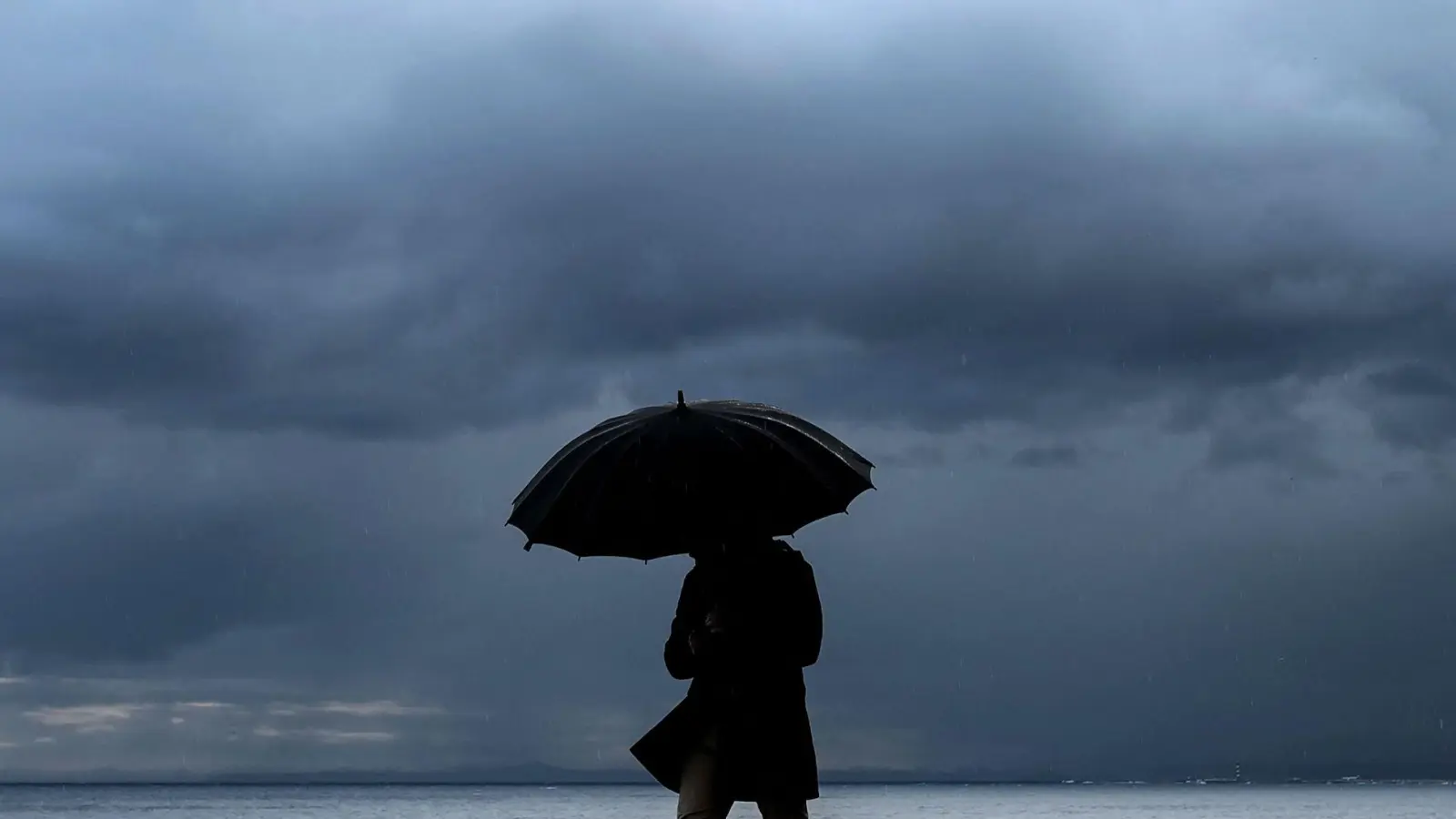 Heftiger Regen fällt an der bei Urlaubern beliebten französischen Mittelmeerküste. (Symbolfoto) (Foto: Valery Hache/AFP/dpa)
