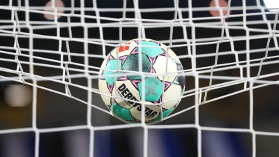 Ein Fußball liegt vor der Partie im Netz. (Foto: Friso Gentsch/dpa/Symbolbild)