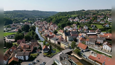 In Marktrodach hatten bislang die Geschäfte am 15. August offen. Jetzt sind sie wegen Feiertags geschlossen. (Foto: Daniel Löb/dpa)