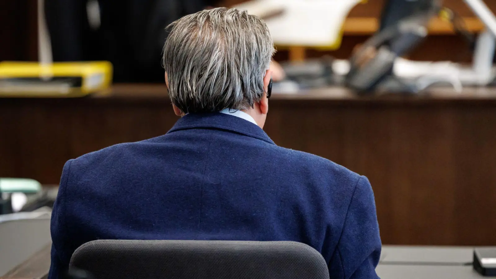 Die Staatsanwaltschaft wirft dem 55-Jährigen vor, mit einem Kopfnicken das Startsignal für die Tat gegeben zu haben.  (Foto: Daniel Karmann/dpa)