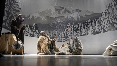 In den Bergen schneit es. Die Idylle trügt: eine Szene aus „Discofox im Dachsbau”. (Foto: Yorck Dertinger)