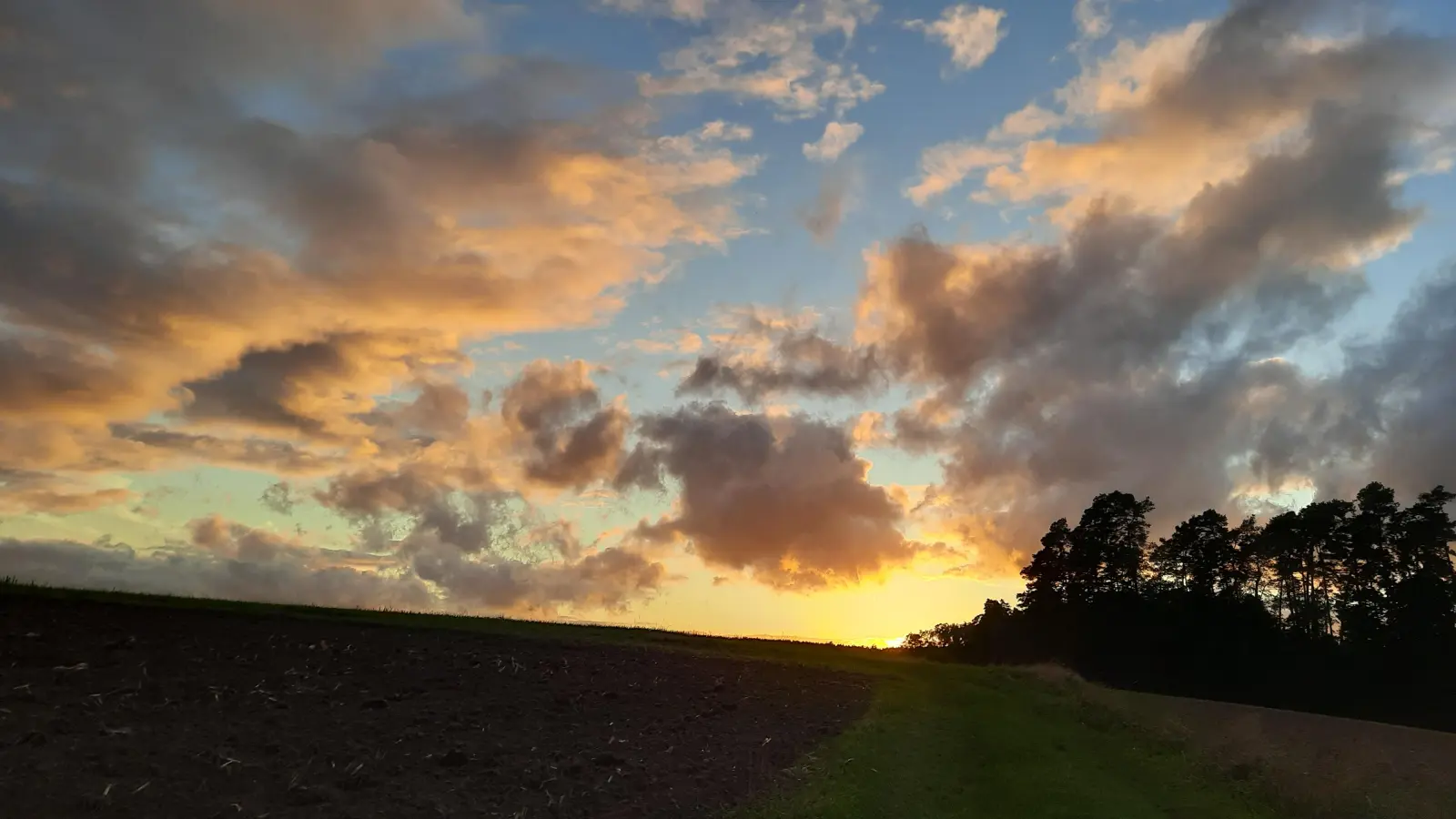 Gespenstische Abendstimmung – gesehen bei Hechelbach (Foto: Ingrid Schwarz)