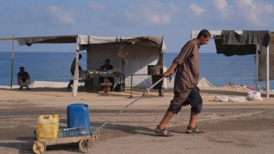 Israels Armee hat Anwohner mehrerer südwestlich gelegener Viertel in Deir al-Balah zur Flucht aufgerufen. (Foto: Abdel Kareem Hana/AP/dpa)