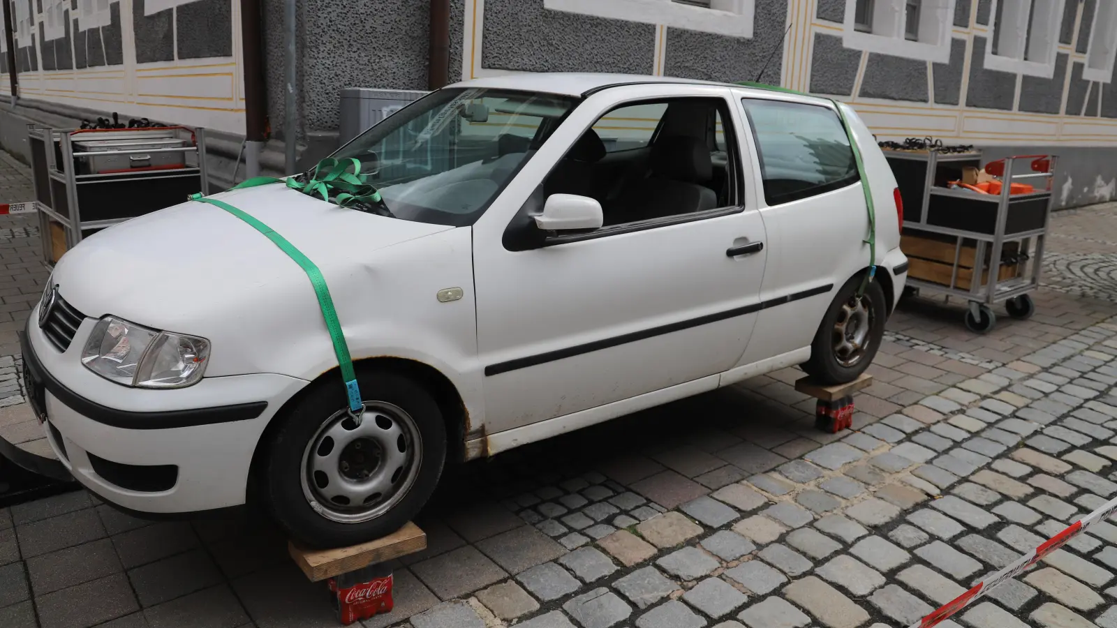 Mission erfüllt: Am Ende steht der alte Kleinwagen auf vier Sechserpacks mit Cola. (Foto: Oliver Herbst)