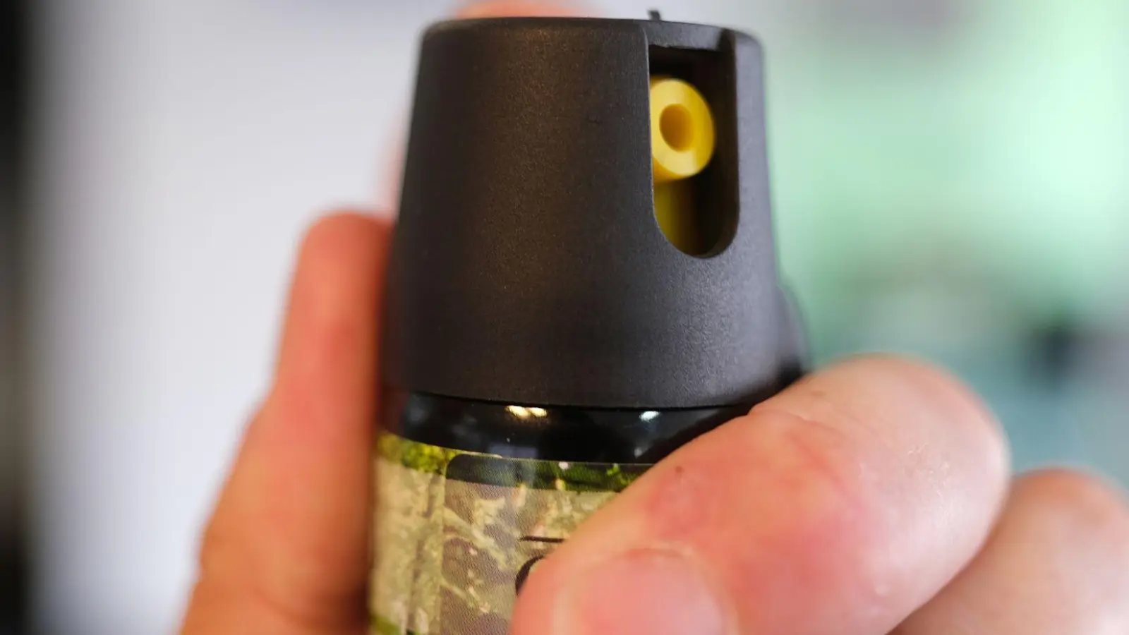 Nachdem ein Junge Pfefferspray in die Augen bekommen hatte, wurde er zur Untersuchung in ein Krankenhaus gebracht. (Symbolbild) (Foto: Bernd Weißbrod/dpa)