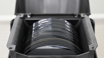 Wafer sind Zwischenprodukte der Halbleiterproduktion. (Symbolbild) (Foto: David Hammersen/dpa)