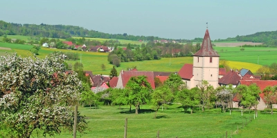 Ein Blick auf den Gemeindeteil Erzberg, der ab morgen (28.05.) seine Kirchweih feiert.  (Foto: Inge Koberstein)