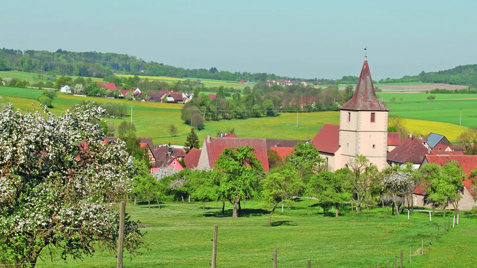 Ein Blick auf den Gemeindeteil Erzberg, der ab morgen (28.05.) seine Kirchweih feiert.  (Foto: Inge Koberstein)