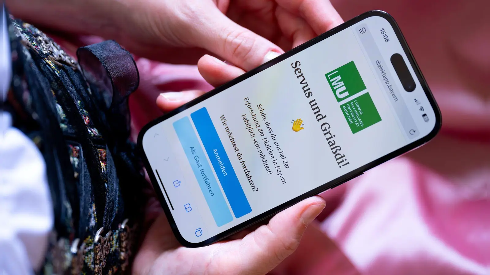 Wissenschaftler der LMU erforschen, wie sich Dialekte entwickeln. Dabei setzen sie auch auf eine App und auf die Mithilfe der Menschen. (Illustration) (Foto: Sven Hoppe/dpa)