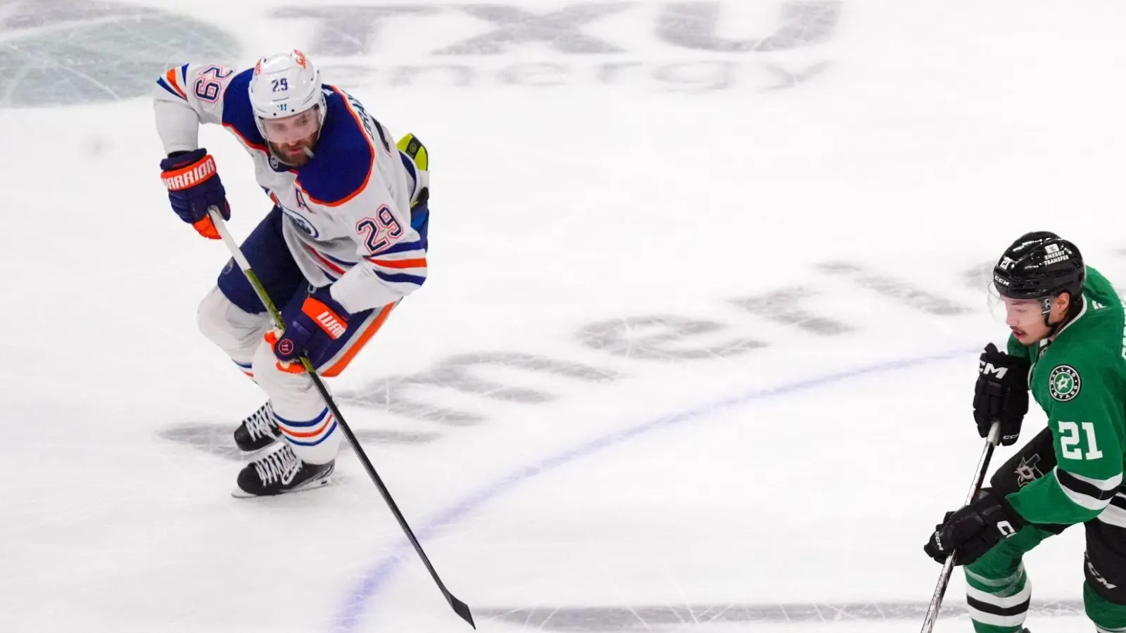 Leon Draisaitl (links) legte beim Sieg gegen die Dallas Stars seinen 13. Assist für die Edmonton Oilers in den laufenden Playoffs auf. (Foto: LM Otero/AP/dpa)