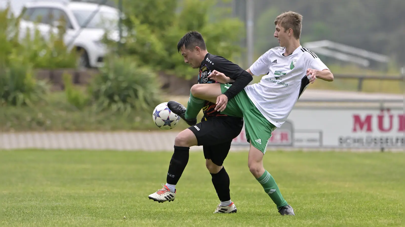 Dennis Horndasch (links, SG Burk/Beyerberg) mit Lars Schinko (Königshofen). (Foto: Martin Rügner)