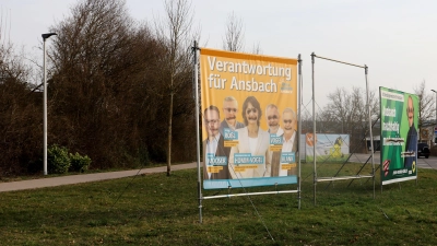 Viele ihrer Plakate fanden politische Gruppierungen in Ansbach verunstaltet und zerstört vor. (Foto: Oliver Herbst)