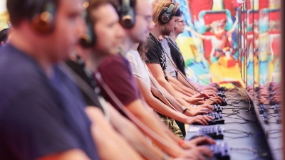 Messebesucher der Computer- und Videospielemesse „Gamescom“ im August 2022 in Köln. (Foto: Oliver Berg/dpa)