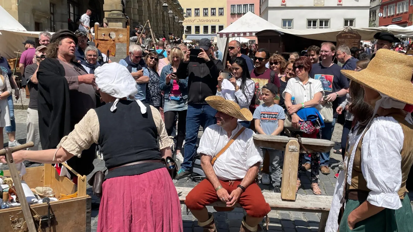 Zweiter Tag bei den Pfingsfestspielen in Rothenburg. Bei bestem Wetter gibt es überall in der Stadt mittelalterliches Treiben zu bewundern. (Foto: Gerhard Krämer)
