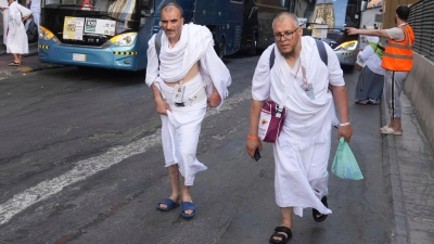 Pilger bereiten sich während der jährlichen Hadsch-Pilgerfahrt in der muslimischen heiligen Stadt Mekka auf die Fahrt mit einem Bus von Mekka nach Arafat vor. (Foto: Amr Nabil/AP/dpa)