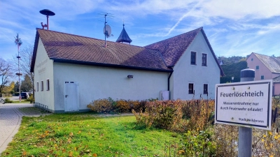 Die Feuerwehr Müncherlbach möchte ihr Gerätehaus erweitern. Im Heilsbronner Rathaus ist man zurückhaltend – nicht nur, weil der Löschweiher überbaut werden soll. (Foto:  Eckard Dürr)