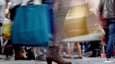 Volle Tüten, leere Konten: Bei Kaufsucht geraten Selbstkontrolle und Finanzen oft aus dem Gleichgewicht. (Foto: Henning Kaiser/dpa/dpa-tmn)