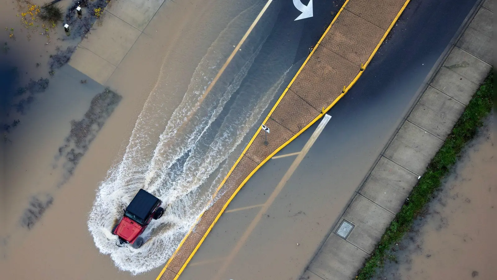 Ein Fahrzeug fährt durch die Fluten in Kent. (Foto: Nick Wagner/The Seattle Times/AP/dpa)