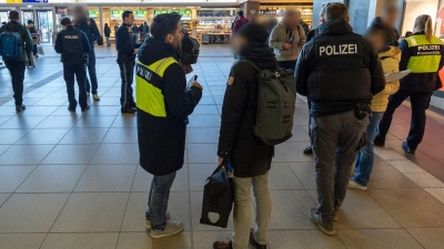 Die Polizei sucht noch nach Zeugen der Gewalttat. (Foto: Heiko Becker/dpa)